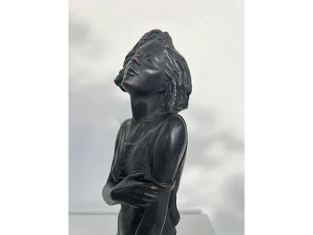 André paor, bronzen sculptuur van een jonge vrouw met marmeren sokkel (los). gesigneerd a.d. voorzijde rechts-onder - afbeelding 7 van  11