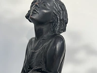 André paor, bronzen sculptuur van een jonge vrouw met marmeren sokkel (los). gesigneerd a.d. voorzijde rechts-onder - afbeelding 7 van  11
