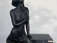 André paor, bronzen sculptuur van een jonge vrouw met marmeren sokkel (los). gesigneerd a.d. voorzijde rechts-onder - afbeelding 10 van  11