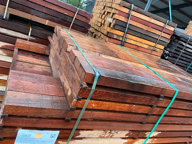 Angelim pedra hardhouten balken fijnbezaagd 55x105mm, lengte 160-190cm (102x) - afbeelding 1 van  3