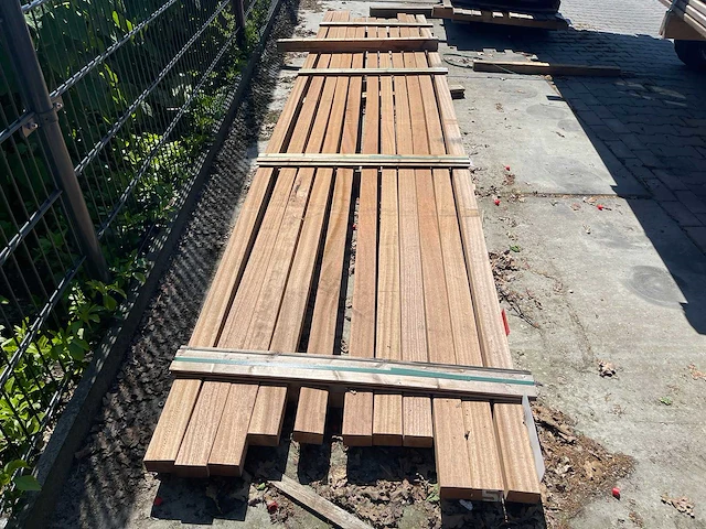 Angelim pedra hardhouten regels geschaafd 45x68mm, lengte 405-435cm (11x) - afbeelding 1 van  3