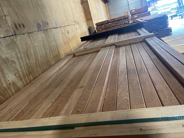 Angelim pedra latten geschaafd 2150-2450x45x20mm (181x) - afbeelding 1 van  3