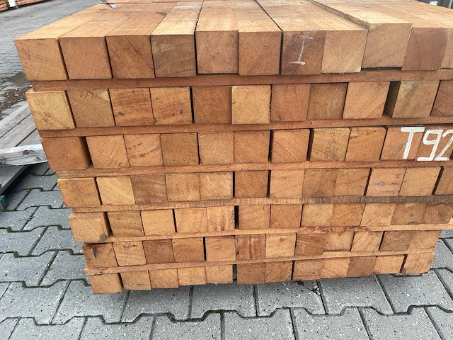 Angelim pedra palen fijnbezaagd 3000x78x78mm (84x) - afbeelding 3 van  3