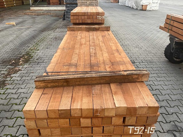 Angelim pedra palen fijnbezaagd 3000x78x78mm (84x) - afbeelding 1 van  3