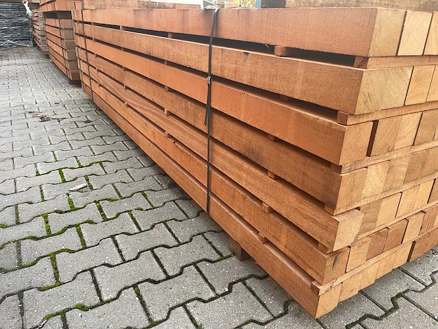 Angelim pedra palen fijnbezaagd 3000x78x78mm (84x) - afbeelding 2 van  3