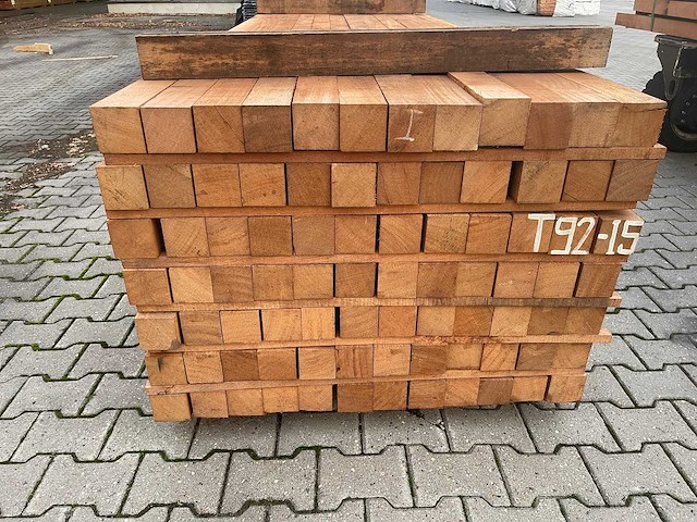 Angelim pedra palen fijnbezaagd 3000x78x78mm (84x) - afbeelding 3 van  3