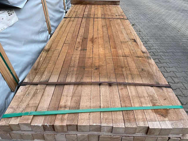 Angelim pedra palen fijnbezaagd 3350-4900x52x52mm (170x) - afbeelding 1 van  3