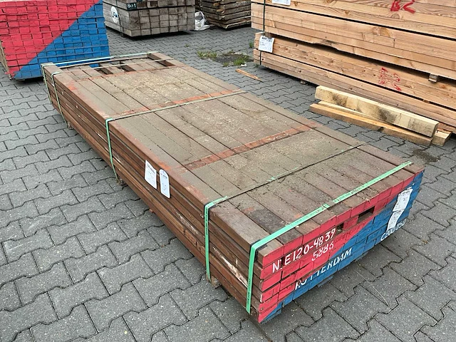 Angelim vermelho hardhout balk (2000-2500x90x45mm) (55x) - afbeelding 1 van  4