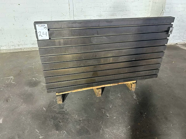 Angle clamping table with t-slot - afbeelding 1 van  4