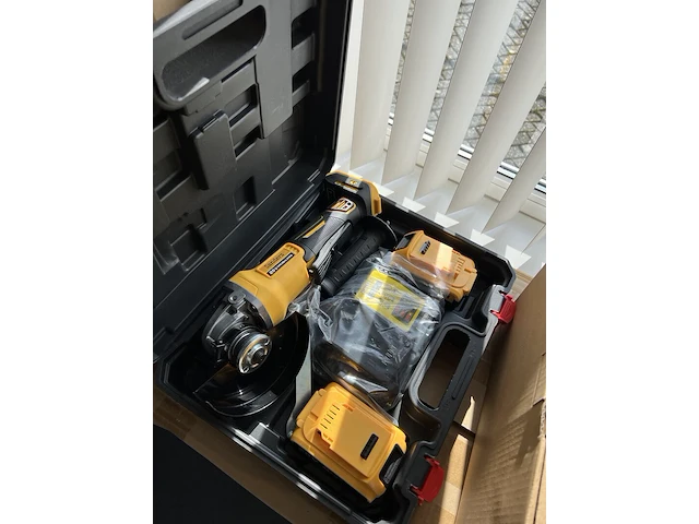 Angle grinder slijptol 125mm sanderz, 2x 18v 4ah, geel dwlt lijn, bouwjaar 2025 - afbeelding 2 van  2