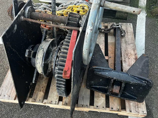 Ankerlier met ketting en anker - afbeelding 1 van  8