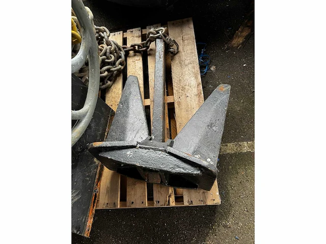 Ankerlier met ketting en anker - afbeelding 2 van  8
