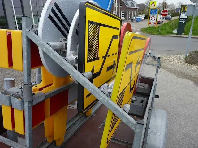 Anssems verkeersbordenwagen - afbeelding 2 van  10