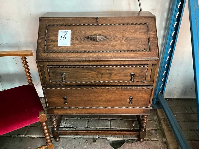 Antiek dressoir met stoel - afbeelding 2 van  6