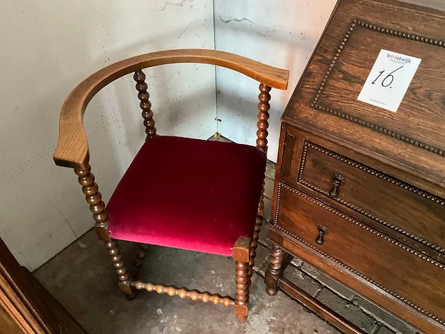 Antiek dressoir met stoel - afbeelding 6 van  6