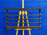 Antiek gesneden houten bordenrek - afbeelding 1 van  5