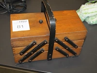 Antiek houten naaikistje. - afbeelding 1 van  1