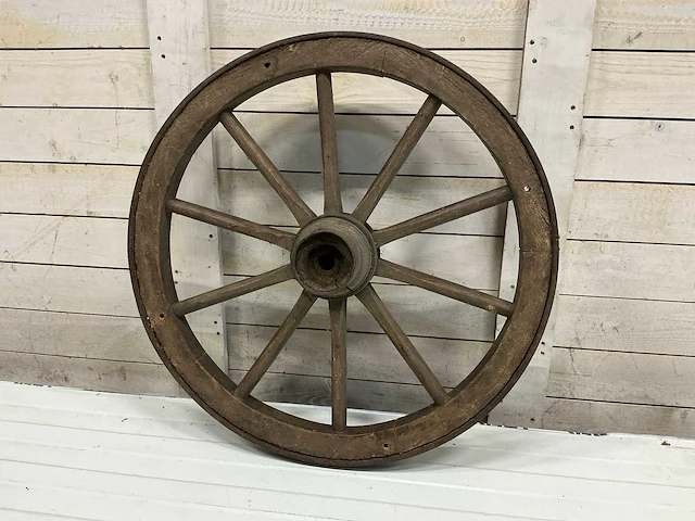 Antiek houten wagen wiel - afbeelding 1 van  4