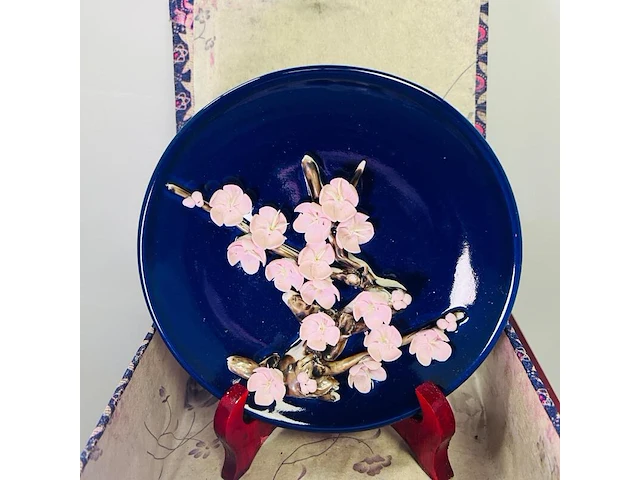 Antiek japans sierbord kunstwerk inclusief houten stand - afbeelding 1 van  6