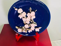 Antiek japans sierbord kunstwerk inclusief houten stand - afbeelding 2 van  6