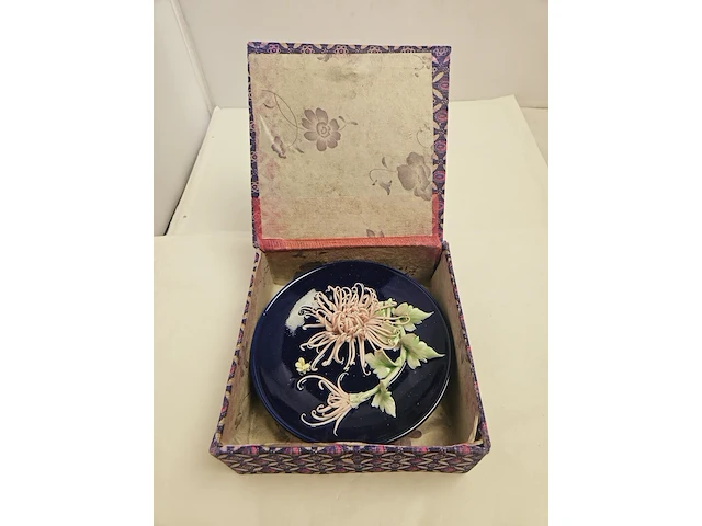 Antiek japans sierbord kunstwerk inclusief houten stand - afbeelding 4 van  5