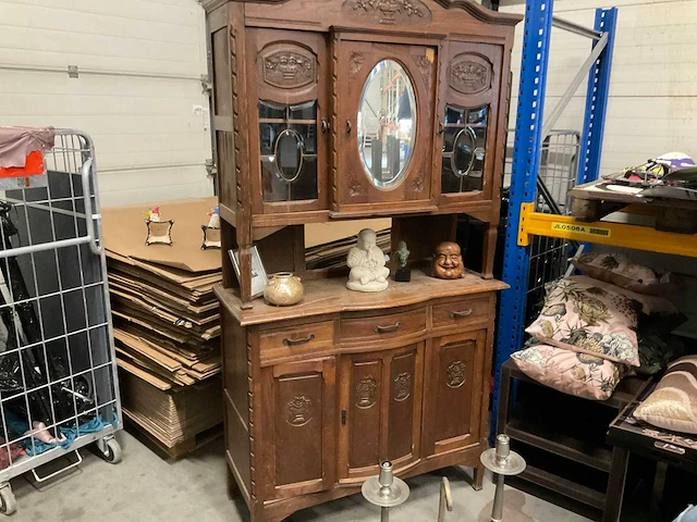 Antiek kastje met diverse decoratie - afbeelding 1 van  9
