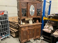 Antiek kastje met diverse decoratie - afbeelding 1 van  9