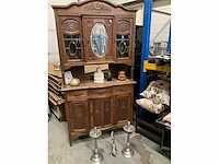 Antiek kastje met diverse decoratie - afbeelding 2 van  9