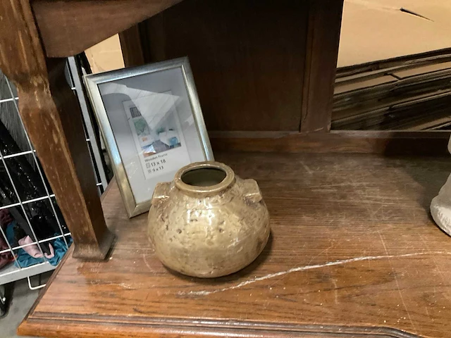 Antiek kastje met diverse decoratie - afbeelding 4 van  9