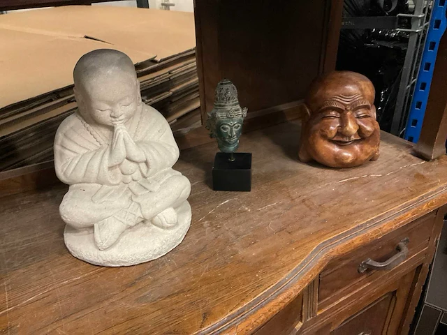Antiek kastje met diverse decoratie - afbeelding 5 van  9