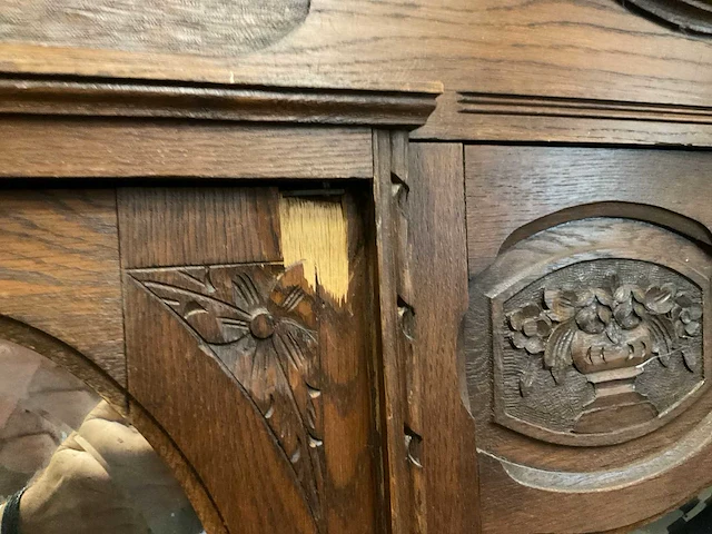 Antiek kastje met diverse decoratie - afbeelding 7 van  9