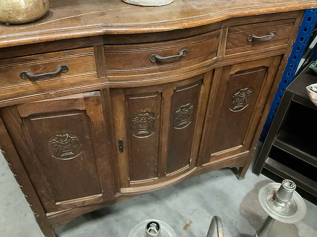 Antiek kastje met diverse decoratie - afbeelding 8 van  9