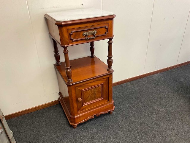 Antiek nachtkastje met marmaren blad - afbeelding 1 van  3