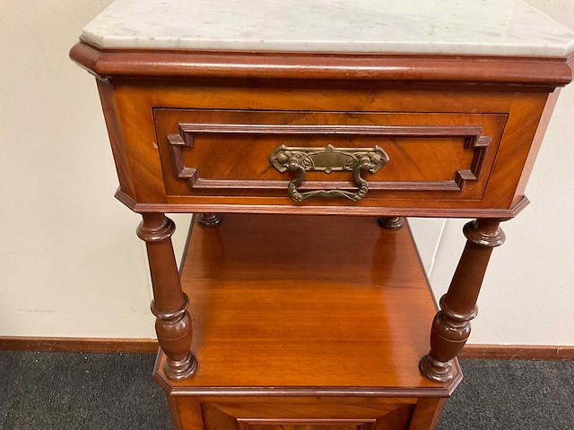 Antiek nachtkastje met marmaren blad - afbeelding 2 van  3