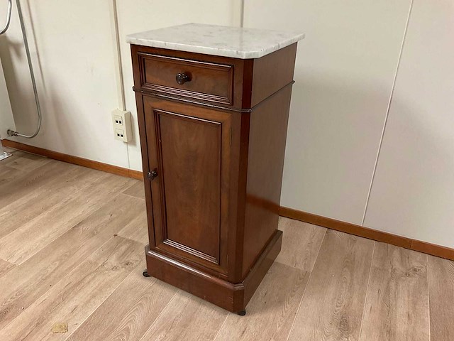 Antiek nachtkastje met marmeren blad - afbeelding 1 van  2