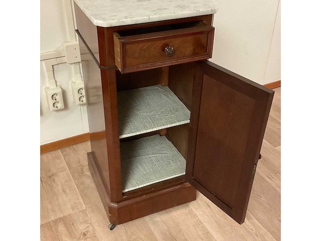 Antiek nachtkastje met marmeren blad - afbeelding 2 van  2