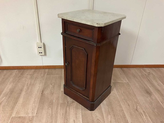 Antiek nachtkastje - afbeelding 1 van  3