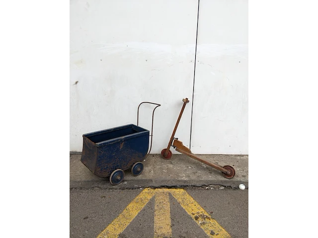 Antiek poppenwagen met step - afbeelding 1 van  9
