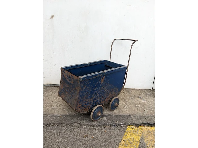 Antiek poppenwagen met step - afbeelding 3 van  9