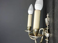 Antiek tinnen wandkandelaar tot lamp gemaakt - afbeelding 3 van  5