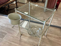 Antiek ziekenhuis tafeltje met twee glazen bladen en uitdraaibare armen, metaal - afbeelding 1 van  2