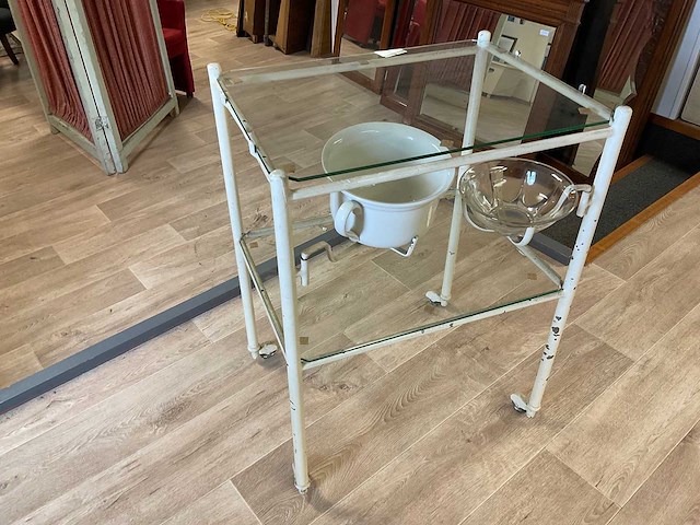 Antiek ziekenhuis tafeltje met twee glazen bladen en uitdraaibare armen, metaal - afbeelding 2 van  2