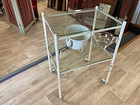 Antiek ziekenhuis tafeltje met twee glazen bladen en uitdraaibare armen, metaal - afbeelding 2 van  2