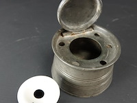 Antieke (18 of 19de eeuw) tinnen inktpot met porseleinen inktvat - afbeelding 3 van  5