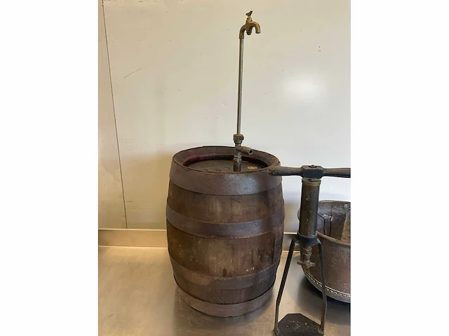 Antieke biervatpomp - afbeelding 2 van  5