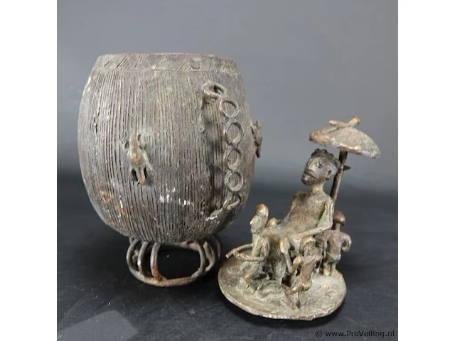 Antieke (eind19de eeuw) ashante kuduo bronzen goudstofpot - afbeelding 4 van  5