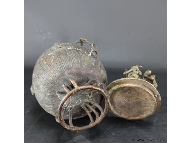 Antieke (eind19de eeuw) ashante kuduo bronzen goudstofpot - afbeelding 5 van  5