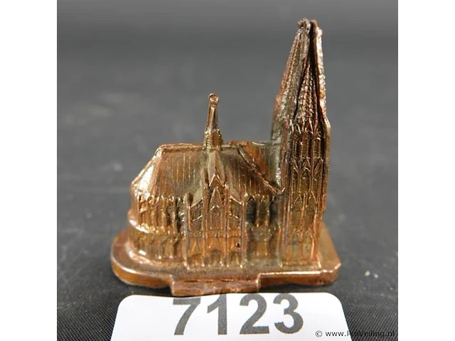 Antieke gegoten kerk - afbeelding 1 van  3