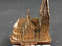 Antieke gegoten kerk - afbeelding 1 van  3