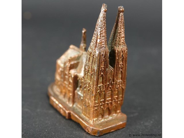 Antieke gegoten kerk - afbeelding 2 van  3